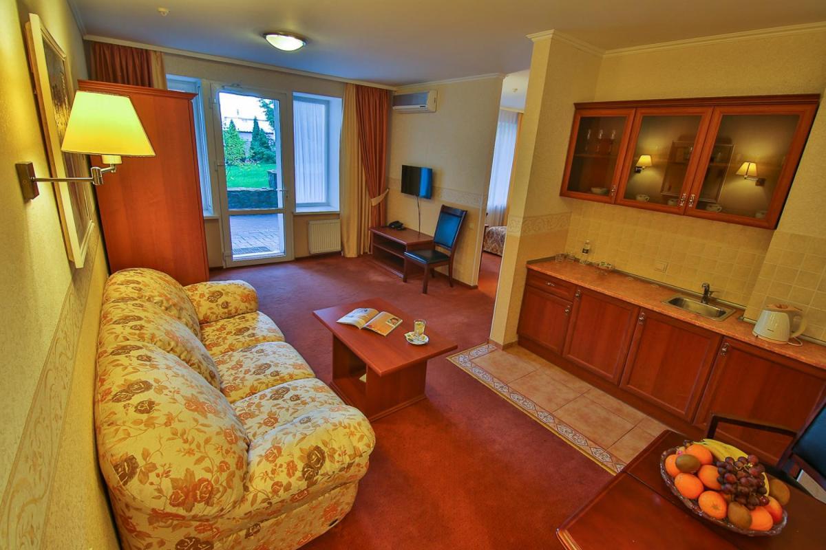 Ukraina Hotel Cherkasy Bagian luar foto