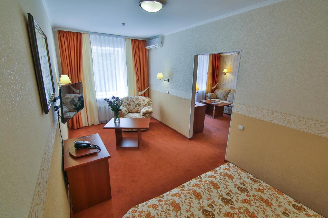 Ukraina Hotel Cherkasy Bagian luar foto