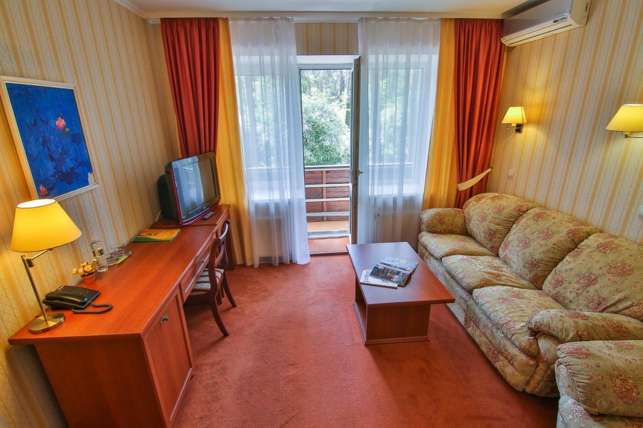 Ukraina Hotel Cherkasy Bagian luar foto